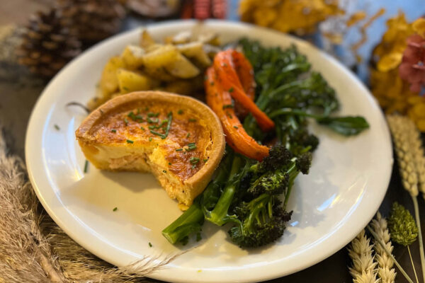 Salmon &  Mature Cheddar Quiche, 1 in a 220g per pack